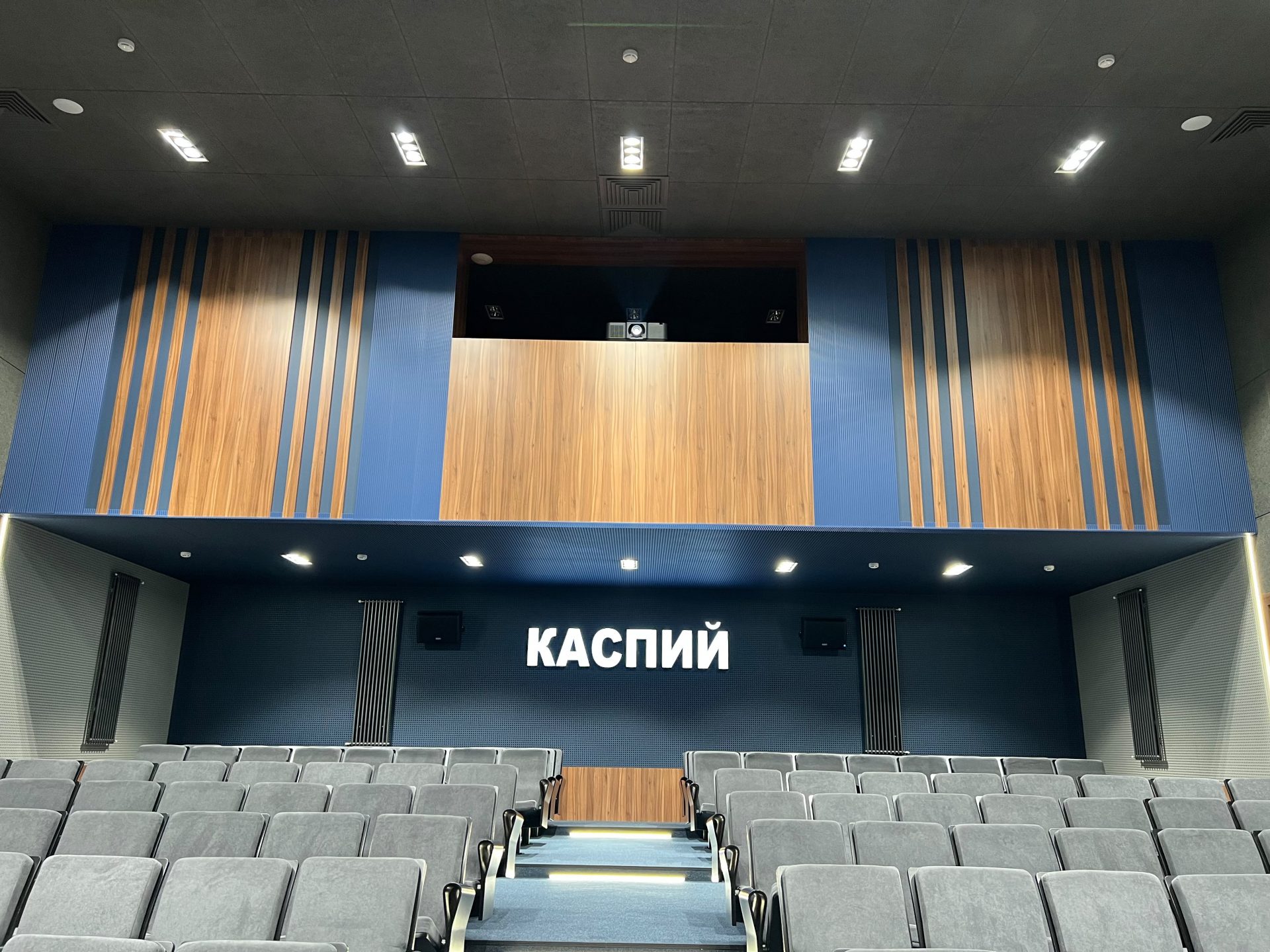 После монтажа — Вид на балкон и заднюю стену